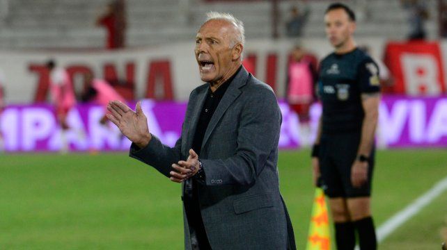 Miguel Angel Russo alienta a sus jugadores intentando una reacción. El entrenador habló de errores infantiles en la derrota de Central.