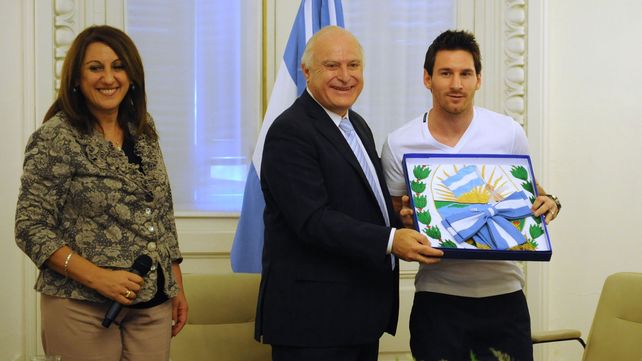 El 30 de diciembre de 2011 la intendenta Fein y el senador Lifschitz participan de un reconocimiento al futbolista Lio Messi.