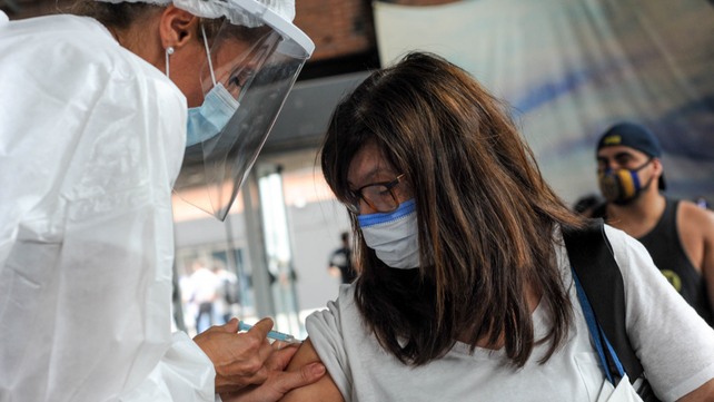Trabajadores de la salud de Santa Fe reciben la vacuna rusa Sputnik V.