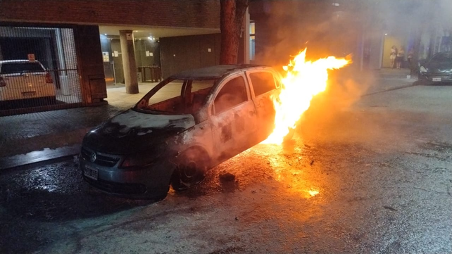 Incendio en barrio Abasto. El auto quedó envuelto en llamas en Paraguay y Riobamba
