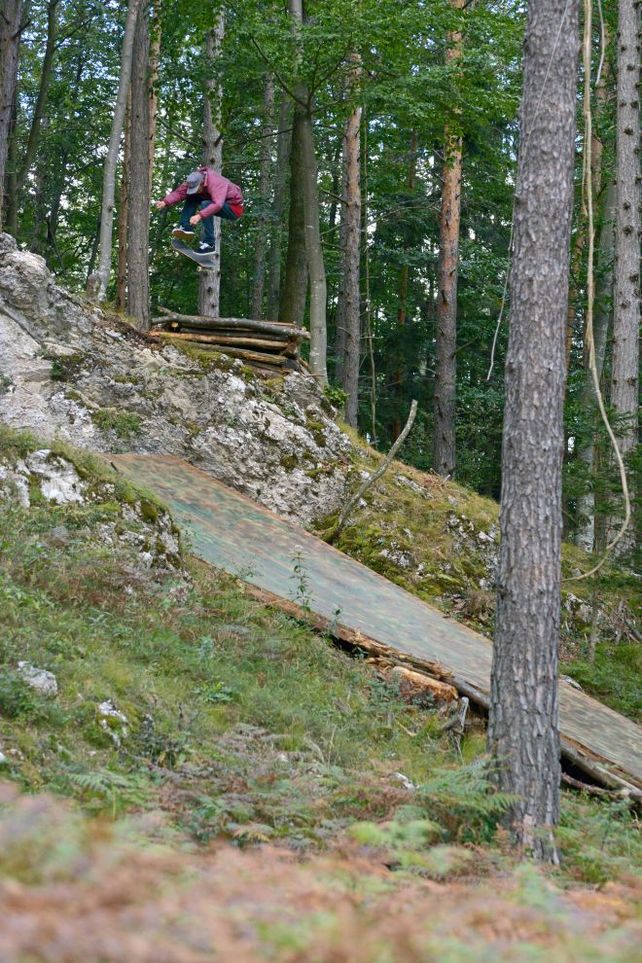 Mauro Iglesias se divirtió andando en skate por un bosque de Viena