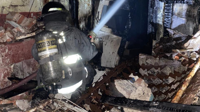 Los bomberos trabajaron para sofocar el incendio