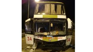 Un colectivo chocó contra un guardrail y un poste de iluminación en la ruta nacional 14
