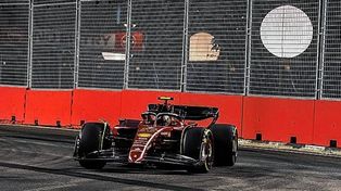 La escudería Ferrari, con Sainz a la cabeza, dominó los ensayos de cara al GP de Singapur.&nbsp;