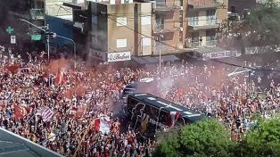 VIDEO: multitudinario apoyo en la llegada de Unión al 15 de Abril