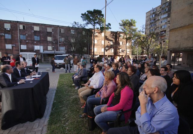 Con un mural, artistas y vecinos le dan vida y color a los monoblocks del barrio Las Flores II