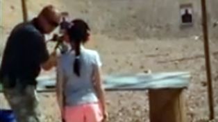 Una niña de nueve años mató a balazos con una Uzi a su instructor de tiro