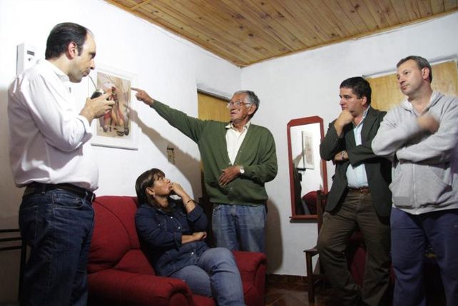 El intendente de Santa Fe durante la visita a barrio Chalet.