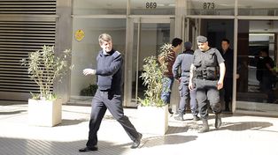 Balearon a un contador y le robaron un maletín cuando llegaba a su casa