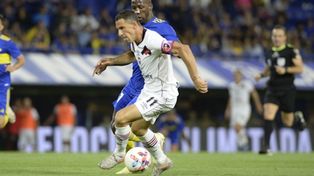 Ultimos toques. Maxi Rodríguez la controla frente al exrojinegro Luis Advíncula.