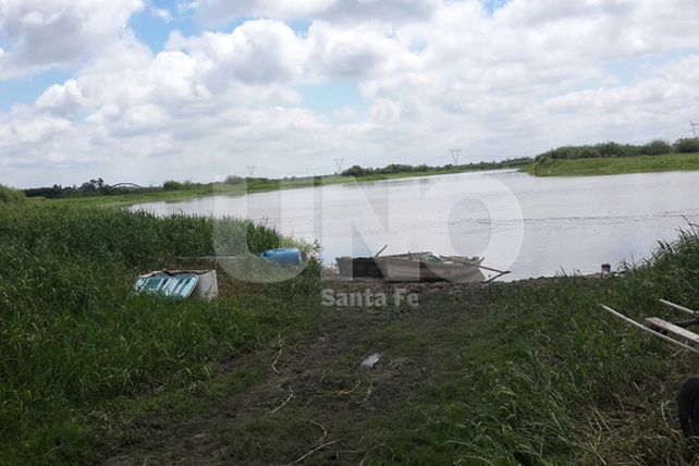 Investigan la muerte de un joven hallado a orillas del río Salado