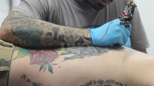 Los tatuadores también quieren volver a trabajar