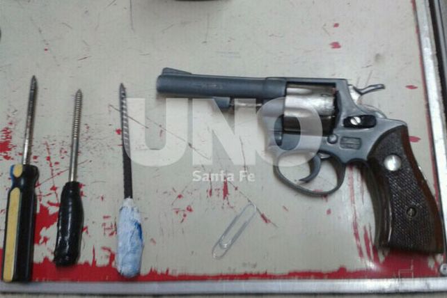 La policía detuvo a chicos armados con revólver y facas en una escuela