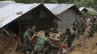 Al menos 100 muertos y 250 aislados por lluvias en Bangladesh