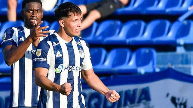 Mateo Cáceres festeja el gol que le dio la victoria a Talleres sobre Vélez. El equipo cordobés alcanzó a Newells en la tabla anual. 