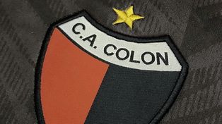 La nueva camiseta de Colón viene con un parche dorado que acredita su condición de campeón.&nbsp;
