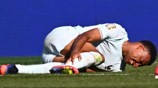 Mbappé se dejó caer al piso y pidió la asistencia médica. Luego fue reemplazado.