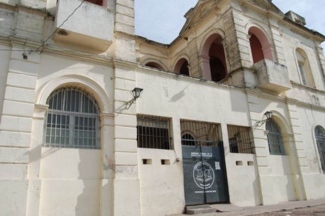 De baja. El hombre desplazado dio misas y confesó internos durante muchos años en la Unidad Penal N° 6. Foto: El Día