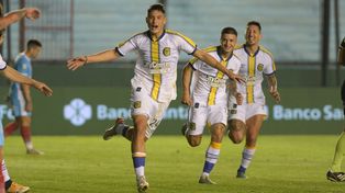 Alejo Veliz celebra su gol en cancha de Arsenal, el que marcó la sentencia del partido.