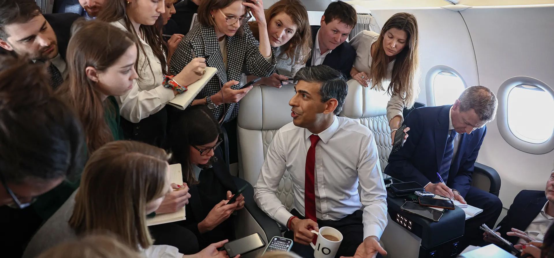 El primer ministro británico, Rishi Sunak, habla con los periodistas en un avión a Varsovia, Polonia. Fotografía: Henry Nicholls/AFP/Getty Images El primer ministro británico, Rishi Sunak, habla con los periodistas en un avión a Varsovia, Polonia. Fotografía: Henry Nicholls/AFP/Getty Images