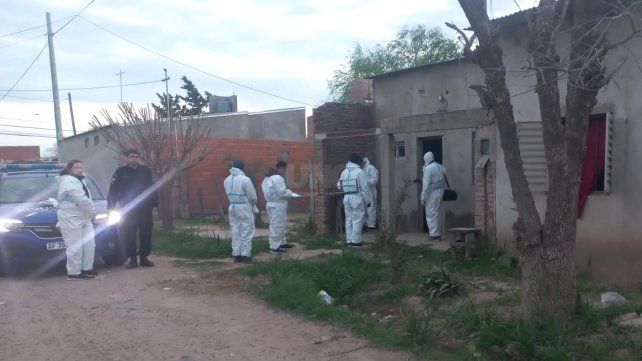 Asesinaron a puñaladas a un hombre en el patio de una vivienda en el barrio Altos de Noguera