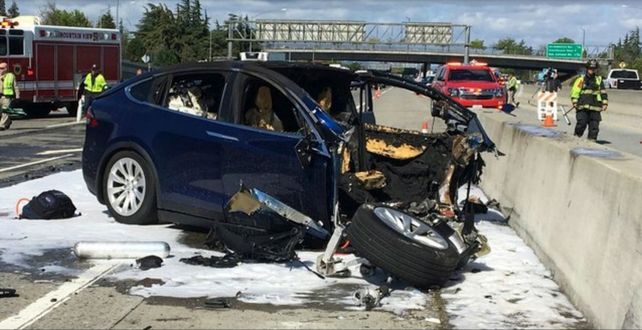 Destrozado. Así quedó el modelo Tesla siniestrado en California.
