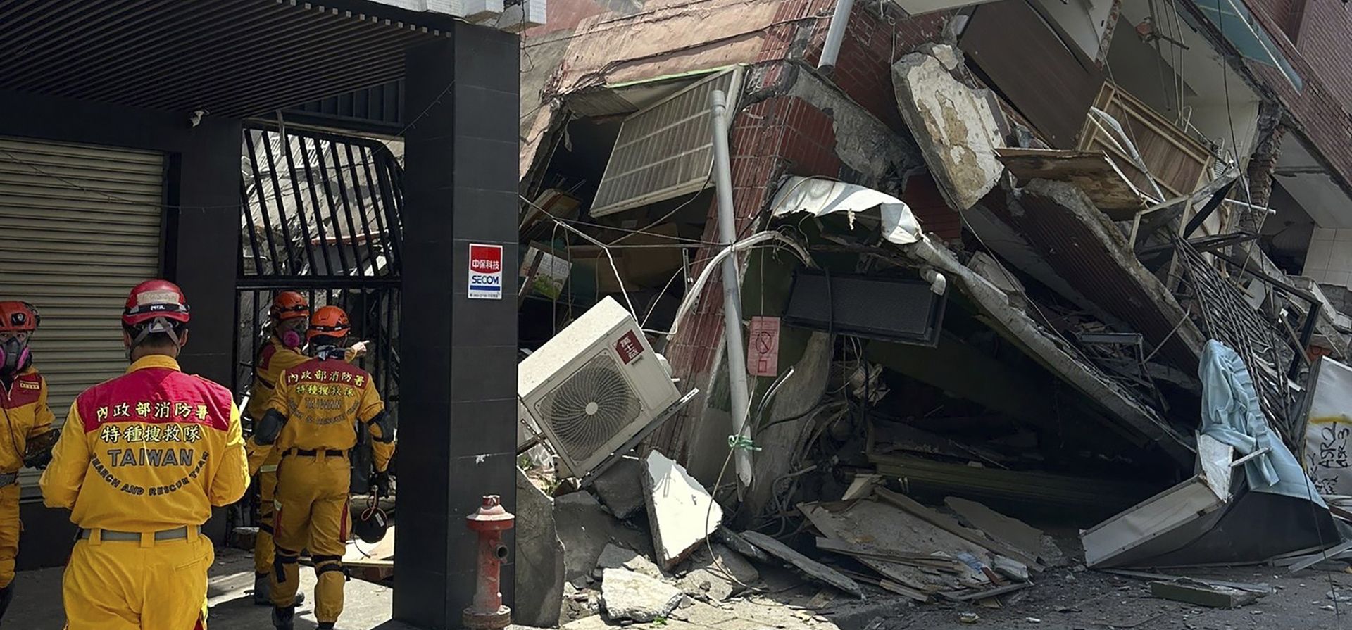 Miembros de un equipo de búsqueda y rescate se preparan afuera de un edificio inclinado después de un terremoto en Hualien, al este de Taiwán, el miércoles 3 de abril de 2024. (Agencia Nacional de Bomberos de Taiwán vía AP) Miembros de un equipo de búsqueda y rescate se preparan afuera de un edificio inclinado después de un terremoto en Hualien, al este de Taiwán, el miércoles 3 de abril de 2024. (Agencia Nacional de Bomberos de Taiwán vía AP)