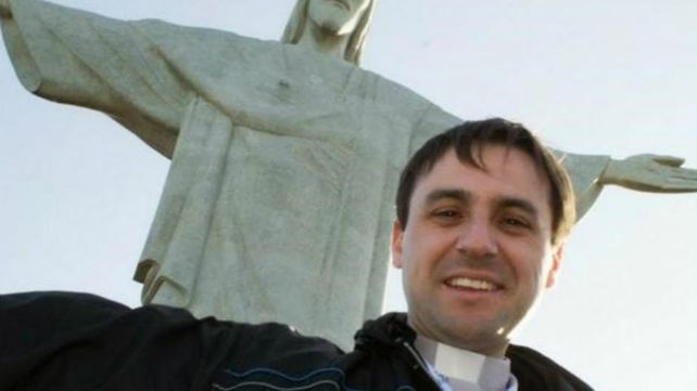 Cura de San Francisco deja los hábitos para ser papá