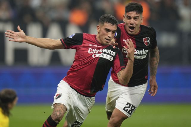 Marcos Portillo corre a celebrar el gol que puso a Newell’s en ventaja parcial. Lo sigue el paraguayo Recalde.