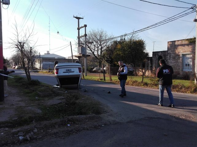 El Chevrolet Corsa terminó con las ruedas para arriba.&nbsp;