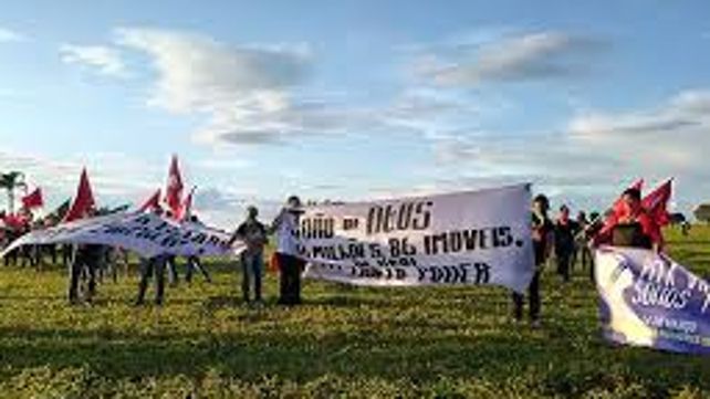 Unas 800 mujeres del Movimiento de los Sin Tierra (MST) de Brasil ocuparon un campo de alrededor de 600 hectáreas en estado de Goiás.