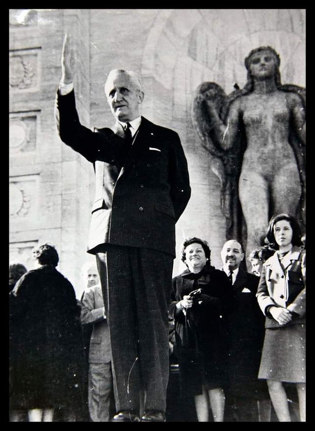 Illia saluda al pueblo de Rosario en el acto por el día de la Bandera, 20 de junio de 1966, a días del derrocamiento. 
