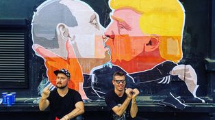 Un mural de Putin y Donald Trump besándose da la vuelta al mundo en las redes sociales