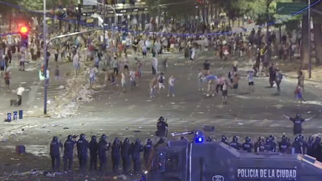 Después de todo un día de festejos en armonía hubo incidentes en el Obelisco