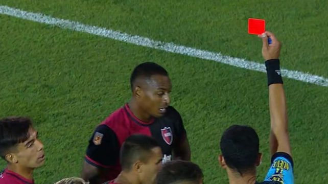 Rey Hilfer le sacó la roja a Ditta