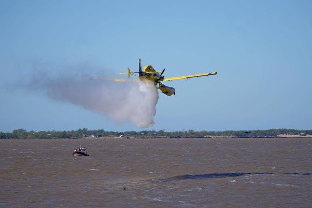 Flota aérea de Santa Fe. El avión hidrante tomó agua del río Paraná y la descargó en la costa
