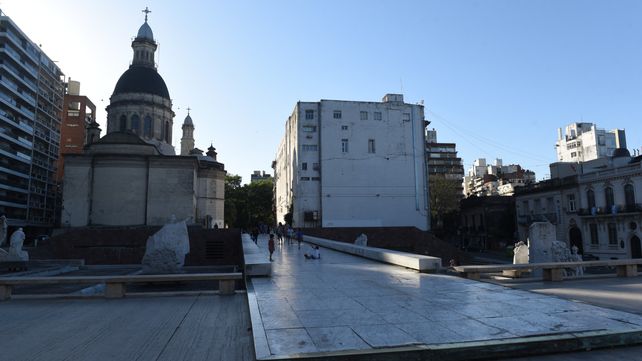 Deterioro a simple vista. El histórico sendero que conecta la plaza 25 de Mayo con el Monumento se encuentra con los pisos destruidos.