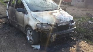 Otro auto incendiado en la ciudad de Santa Fe
