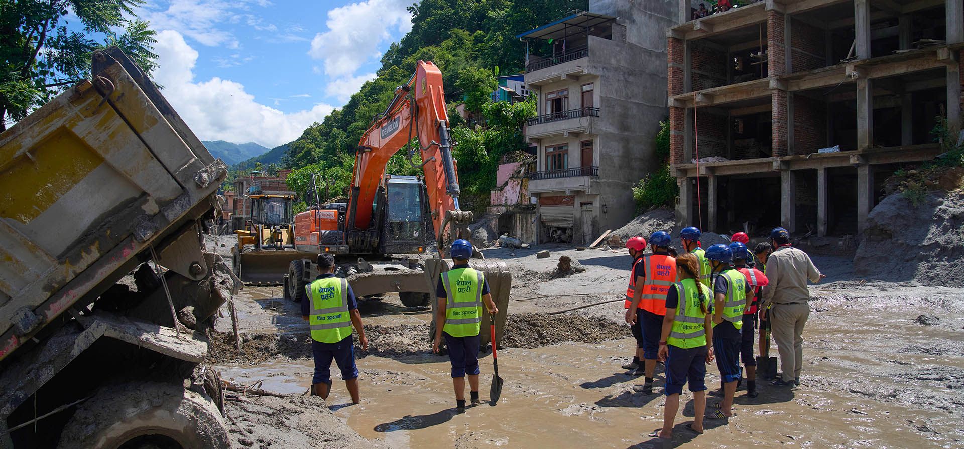 Cuadrillas de obreros despejan escombros tras las inundaciones en el distrito Nuwakot de Nepal el 27 de agosto del 2026. (AP foto/Niranjan Shrestha)