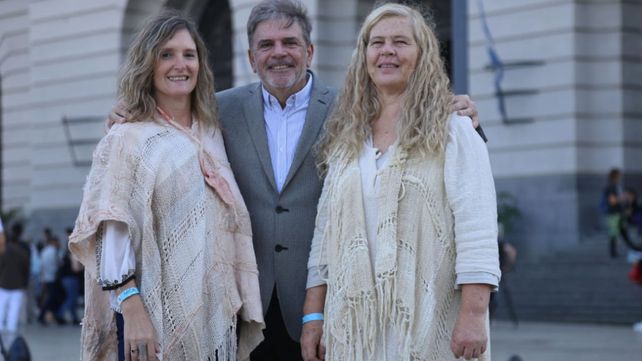 El ministro de Cultura santafesino, Jorge Llonch, junto a Adriana y Alejandra, las creadoras del poncho 
