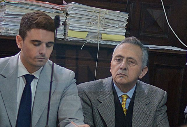 Mazzaferri (de corbata amarilla) junto a uno de sus defensores.