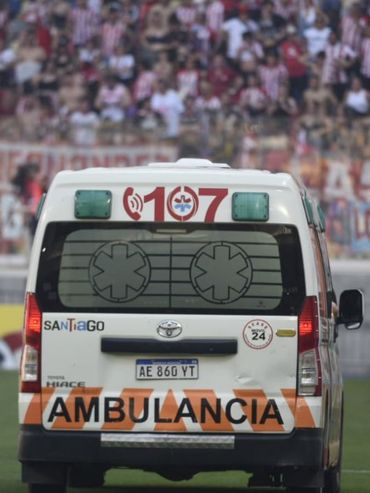 Un jugador de Estudiantes tuvo que salir derecho al hospital y el que lo reemplazó se lesionó también