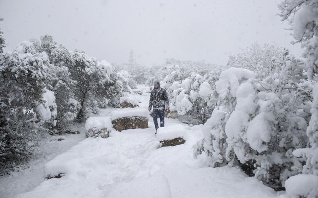 La ola de frío en Grecia cubre de nieve Atenas