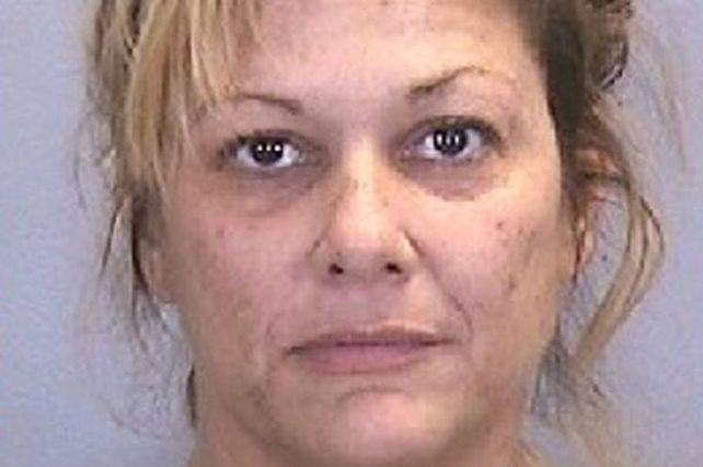 Les pidió a los amigos de su hija que la ayudaran a bañarse y tuvo sexo con cinco de ellos