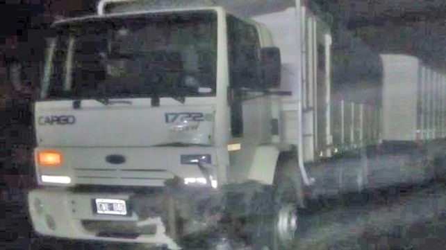 Hacía willy en moto, chocó de frente con un camión y murió