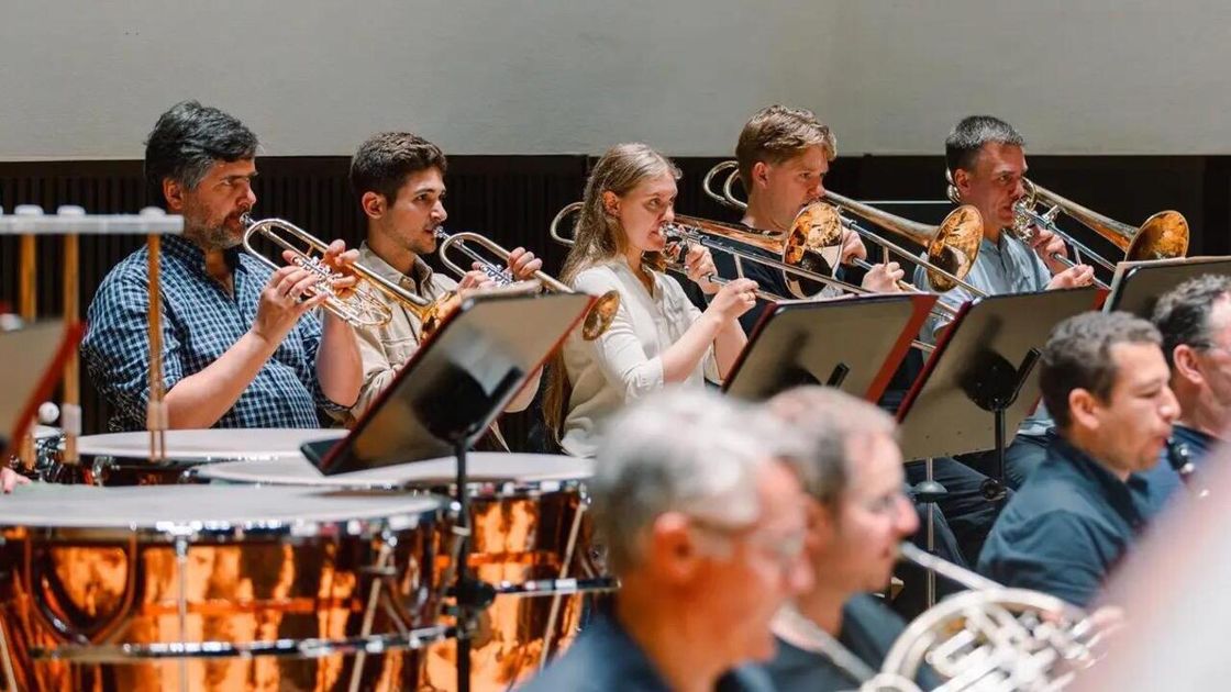 Marcos Malatesta en acción. El joven rosarino (segundo de izquierda a derecha) en la orquesta de Leipzig.