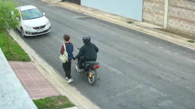 Nuevo episodio de acoso callejero en Paraná: buscan identificar a un motociclista que manoseó a una mujer