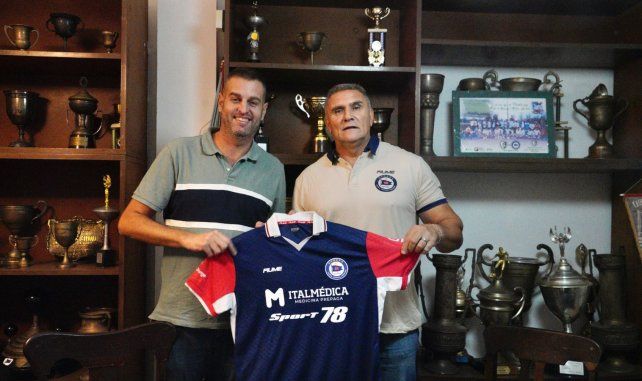 El presidente Omar Vicente y Arnaldo Sialle con la camiseta de Central Córdoba.