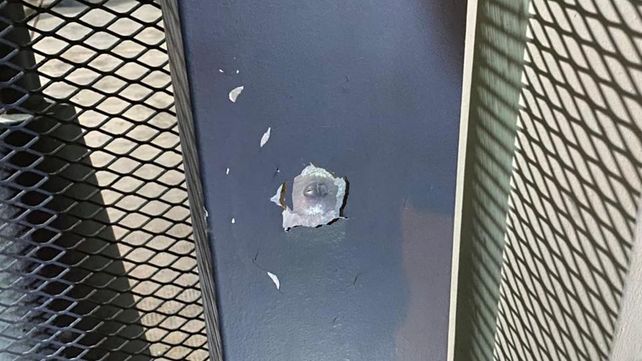 Uno de los impactos dio contra el portón metálico ubicado frente a la garita de guardia de Televisión Litoral.&nbsp;