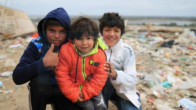 Barrio Antártida Argentina: Al borde de la barranca y cercados por la basura